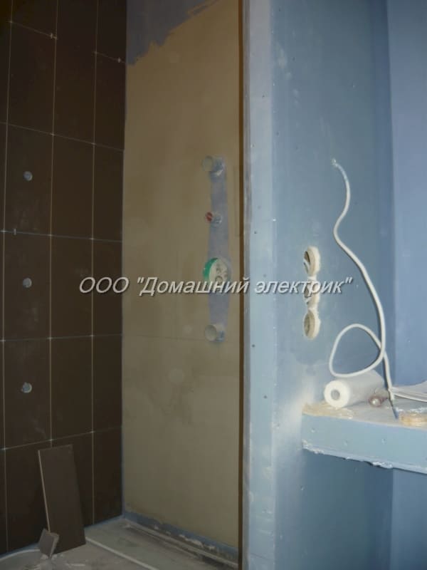 черновая разводка электрики в санузле спальни элитной квартиры премиум класса в Санкт-Петербурге