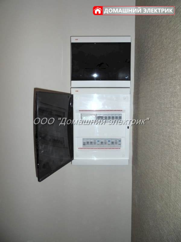 сборка монтаж и установка на стену накладного электрического и слаботочного щита в квартире новостройке