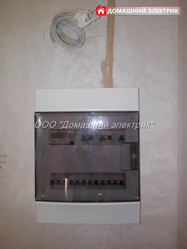 установка электрического пластикового накладного электрощита 24 модуля на стену в квартире