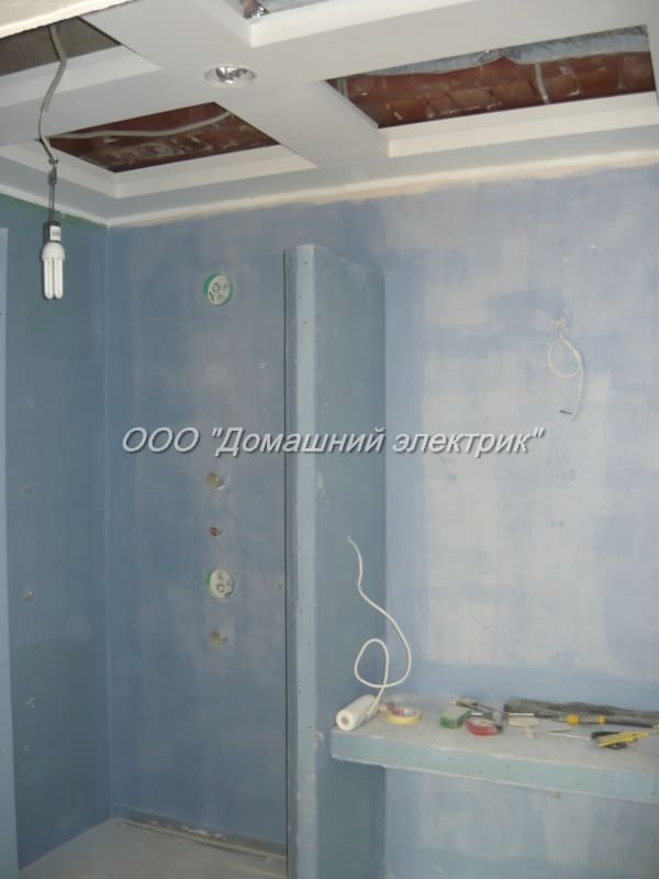 черновой электромонтаж в санузле спальни и ванной комнате элитной квартиры премиум класса в Санкт-Петербурге