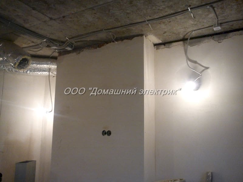 черновая разводка электрики в комнате элитной квартиры премиум класса 