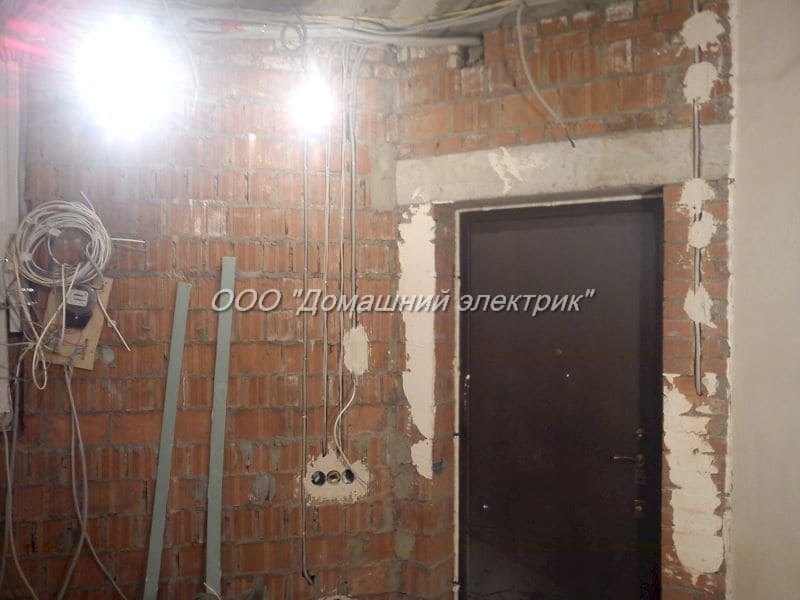 черновой электромонтаж в прихожей элитной квартиры премиум класса в Санкт-Петербурге
