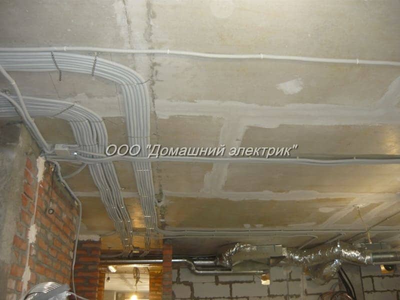 прокладка кабеля  в гофре по потолку в Санкт-Петербурге
