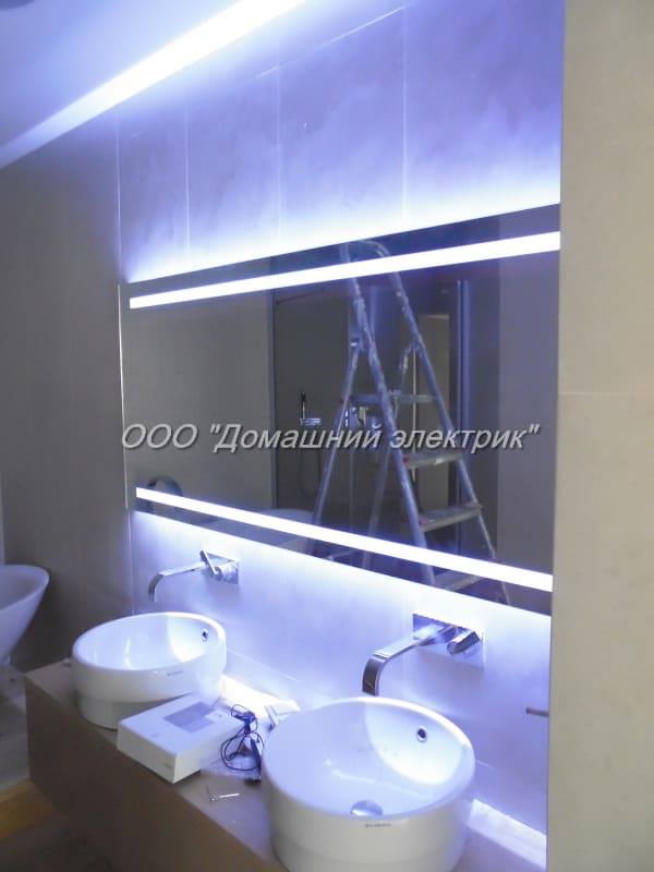 установка зеркала с подсветкой в ванной комнате