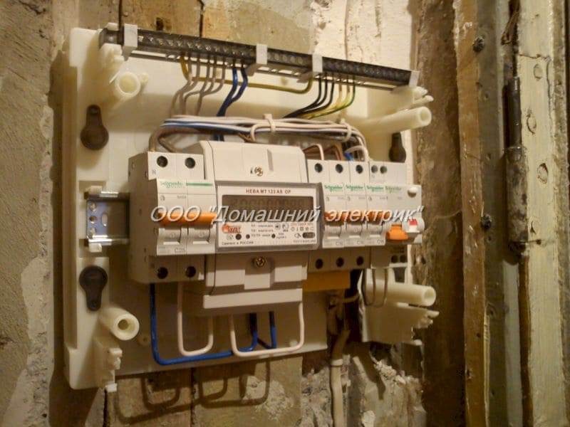 замена электрического щита в хрущевке, установка на стену сборка и подключение накладного электрощита ABB на 12 модулей