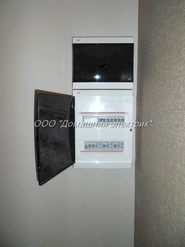 сборка монтаж и установка на стену накладного электрического и слаботочного щита в квартире новостройке