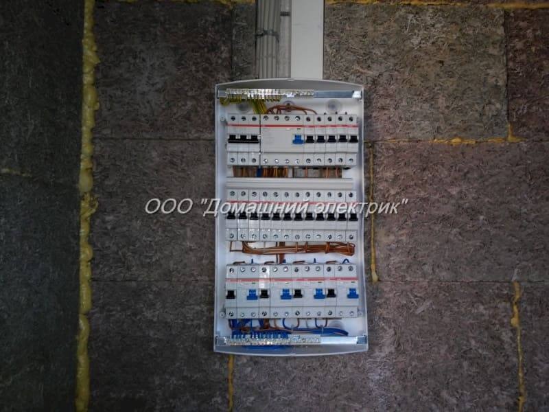 установка и расключение электрического щита на 36 модулей в коттедже частном загородном доме