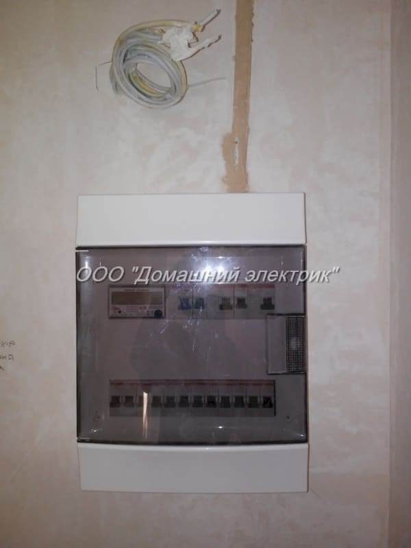установка электрического пластикового накладного электрощита 24 модуля на стену в квартире